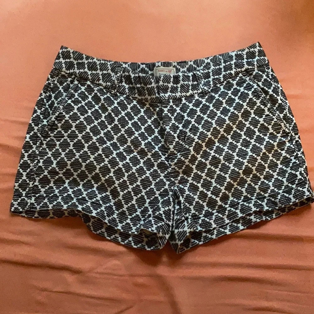 Gap Black White Diamond Patterned Size 4 Shorts 3 Inch‎ Inseam Pockets Chinos